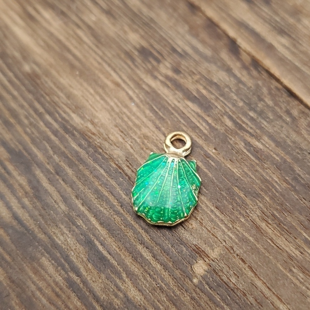 Green clamshell glitter charm pendant seashell Beach theme